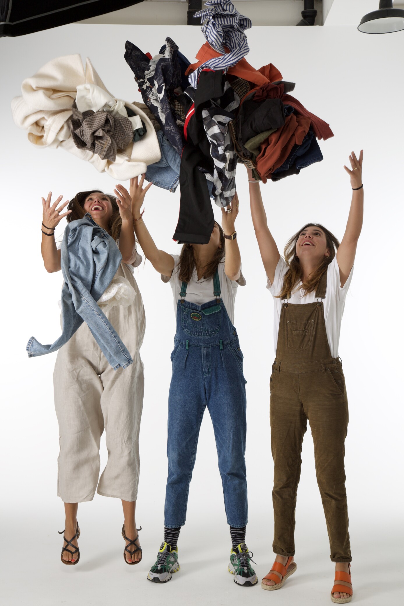 trois-femmes-vetements-en-l'-air