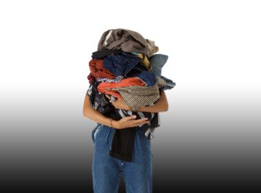 femme-pile-vetements-main