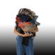 femme-pile-vetements-main