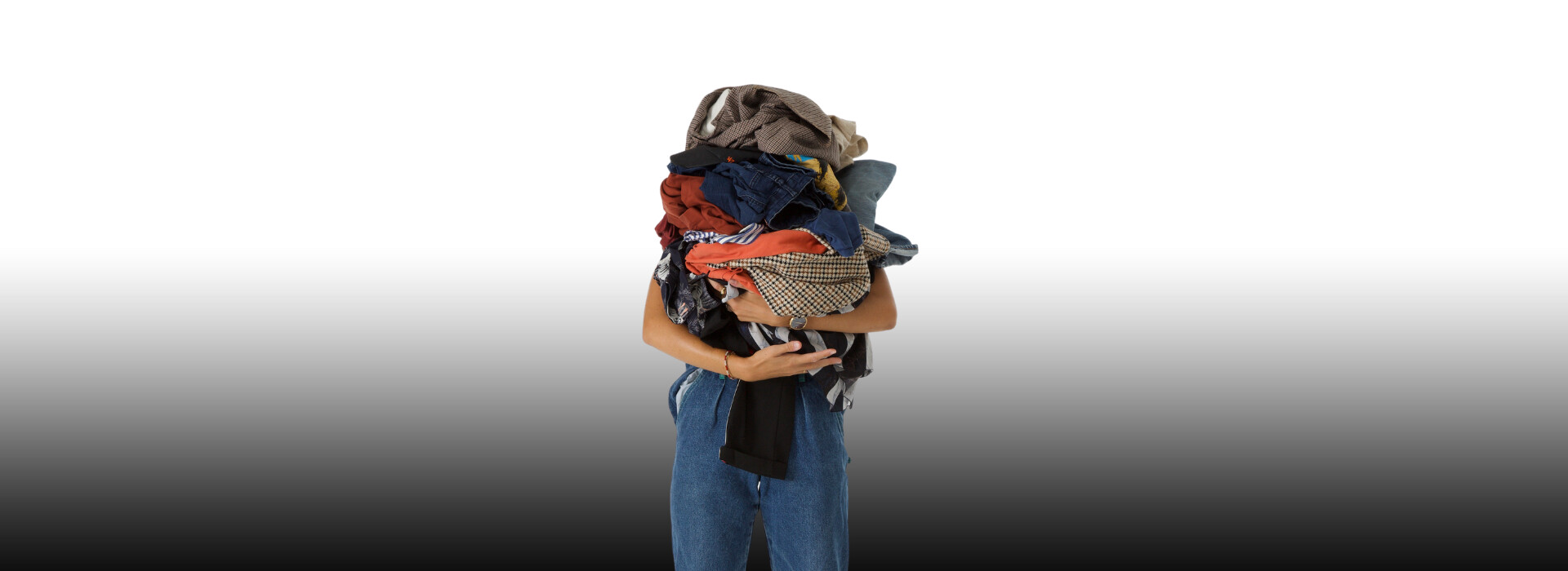 femme-pile-vetements-main