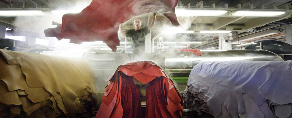 homme-usine-cuir-manipulation-peaux-couleurs