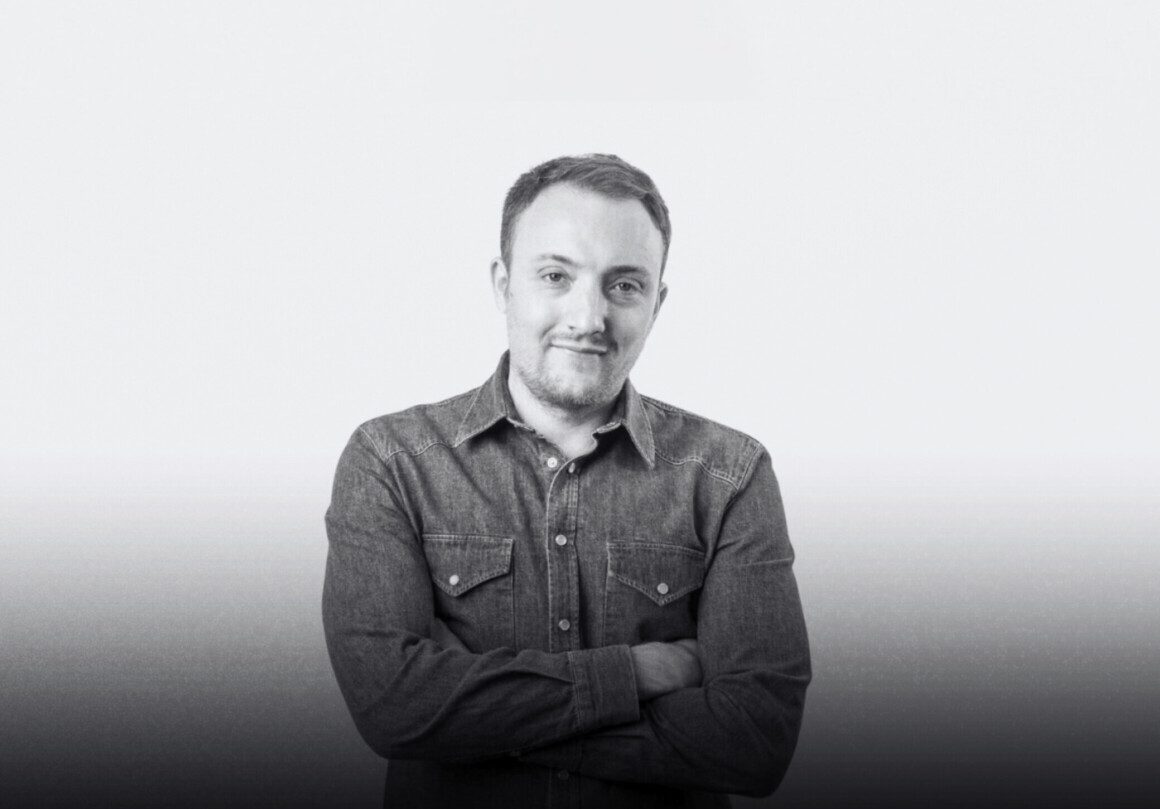 portrait-homme-chemise-jean-bleue-benoit-wojtenka