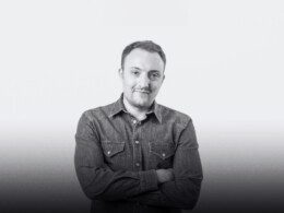 portrait-homme-chemise-jean-bleue-benoit-wojtenka