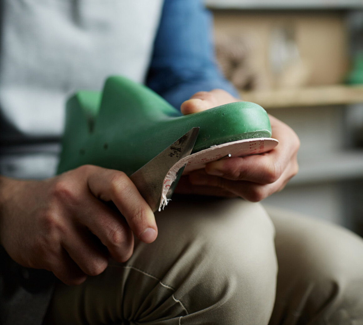 artisan-assis-confectionne-une-chaussure