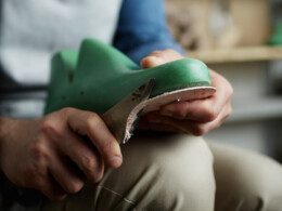 artisan-assis-confectionne-une-chaussure