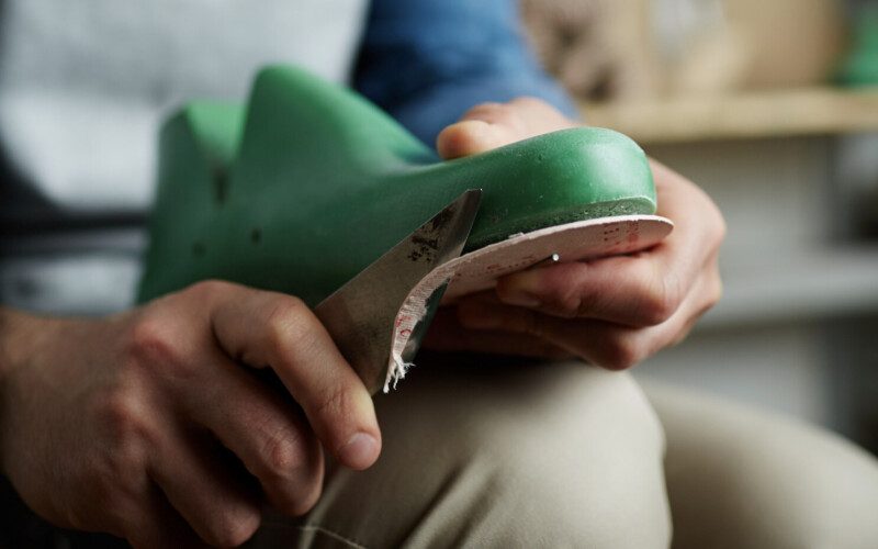 artisan-assis-confectionne-une-chaussure