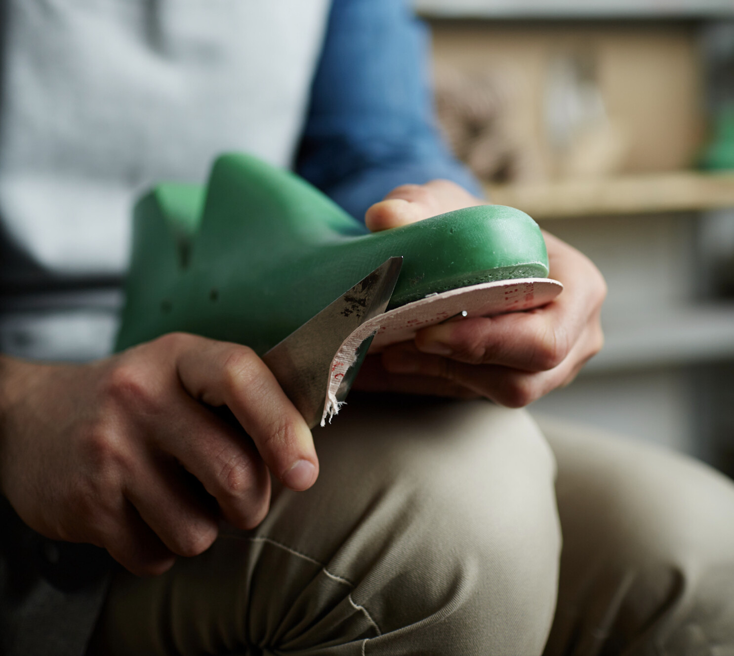 artisan-assis-confectionne-une-chaussure