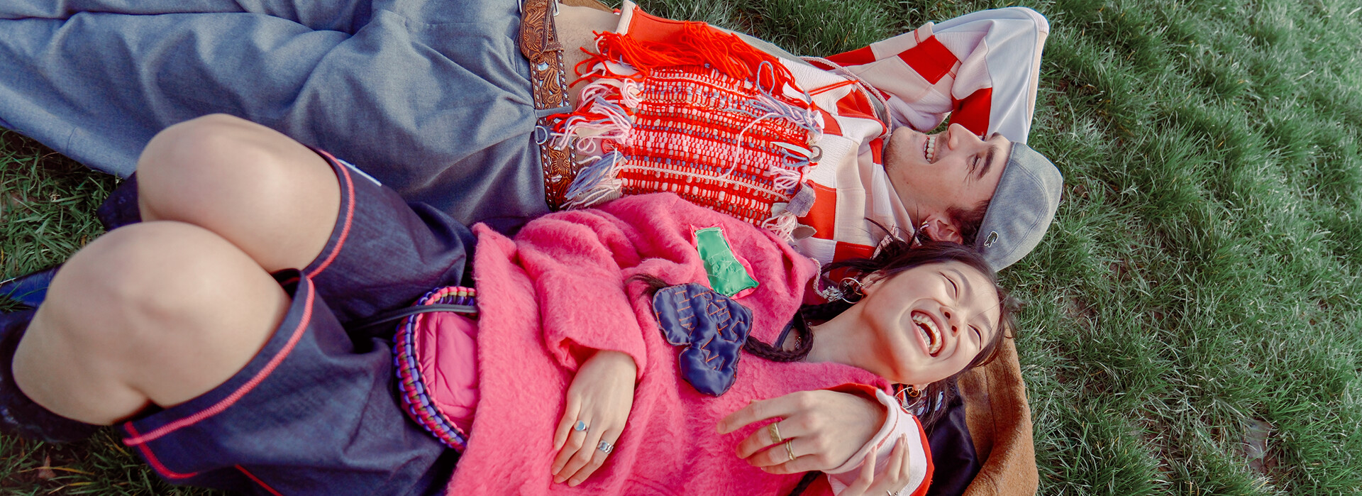 femmes allongées robe rose rouge