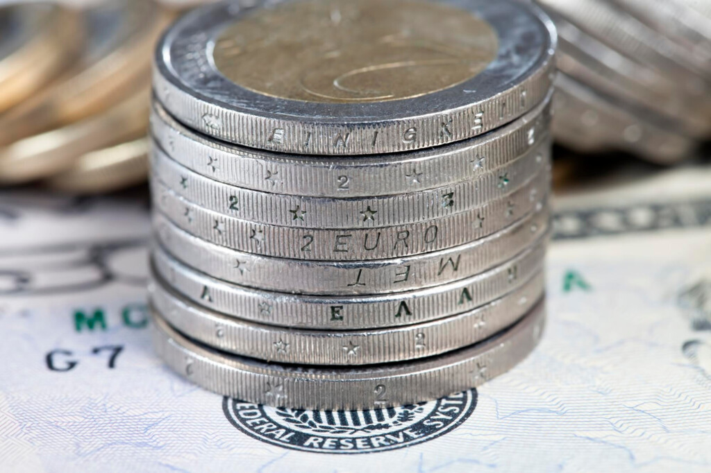 une-pile-de-pièces-de-deux-euros