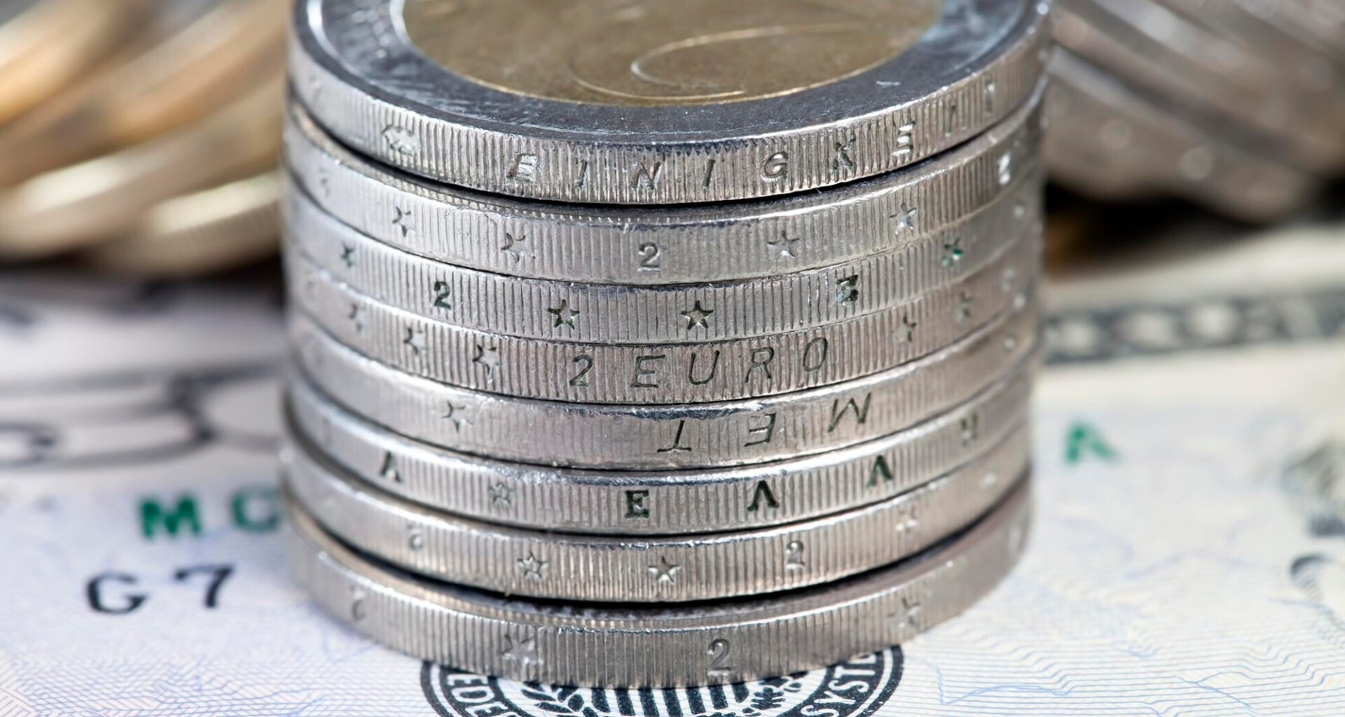 une-pile-de-pièces-de-deux-euros