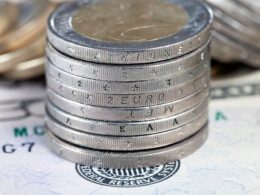 une-pile-de-pièces-de-deux-euros