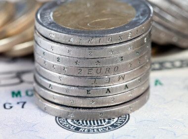 une-pile-de-pièces-de-deux-euros