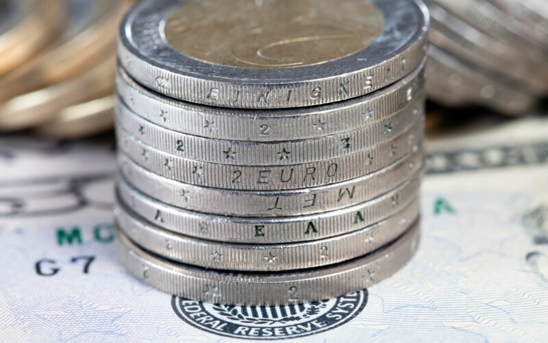 une-pile-de-pièces-de-deux-euros