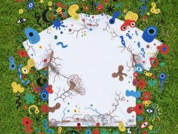 image-ia-t-shirt-blanc-posé-dans-l-herbe