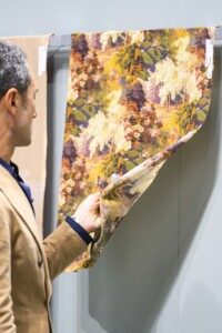 homme-touche-un-drap-à-motifs