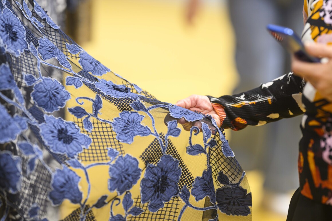 zoom-sur-du-tissu-brodé-à-fleurs