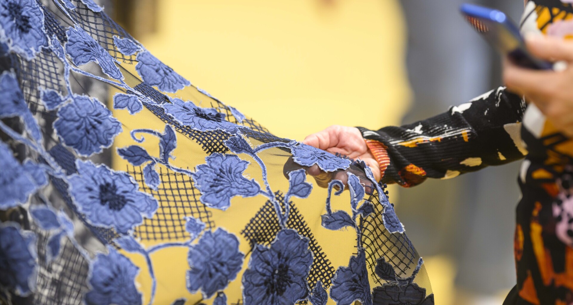 zoom-sur-du-tissu-brodé-à-fleurs