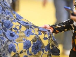 zoom-sur-du-tissu-brodé-à-fleurs