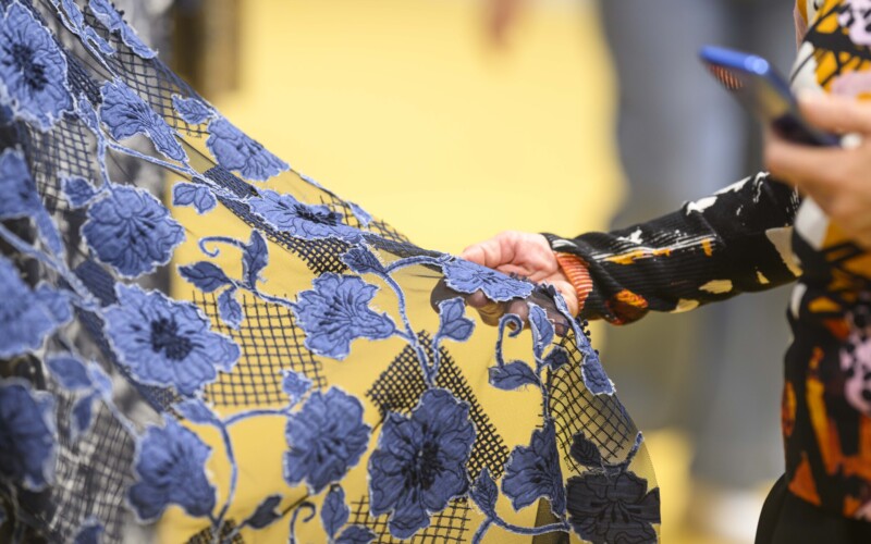 zoom-sur-du-tissu-brodé-à-fleurs