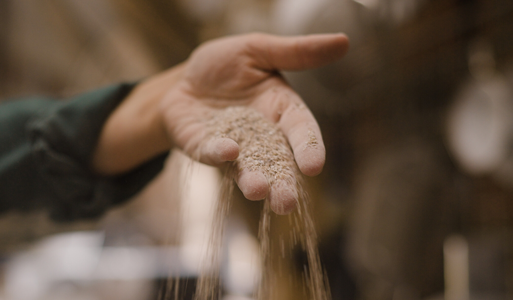 main-travaillant-dans-le-verre