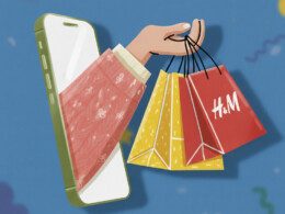 bras-sortant-de-l-ecran-d-un-smartphone-avec-des-sacs