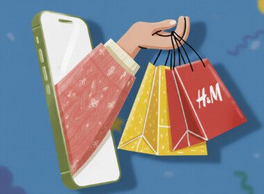 bras-sortant-de-l-ecran-d-un-smartphone-avec-des-sacs