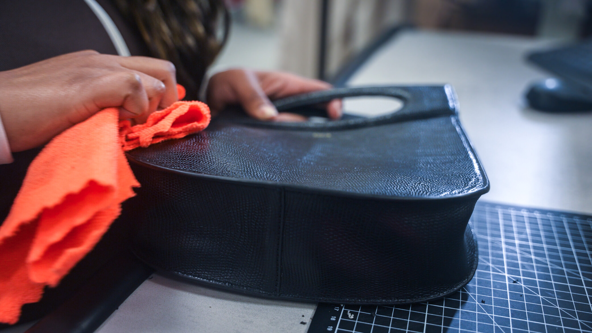 employée-realise-les-dernieres-finitions-sur-un-sac