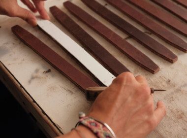 plan-serré-travail-bandeaux-de-cuir