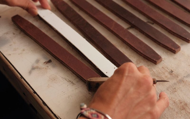 plan-serré-travail-bandeaux-de-cuir