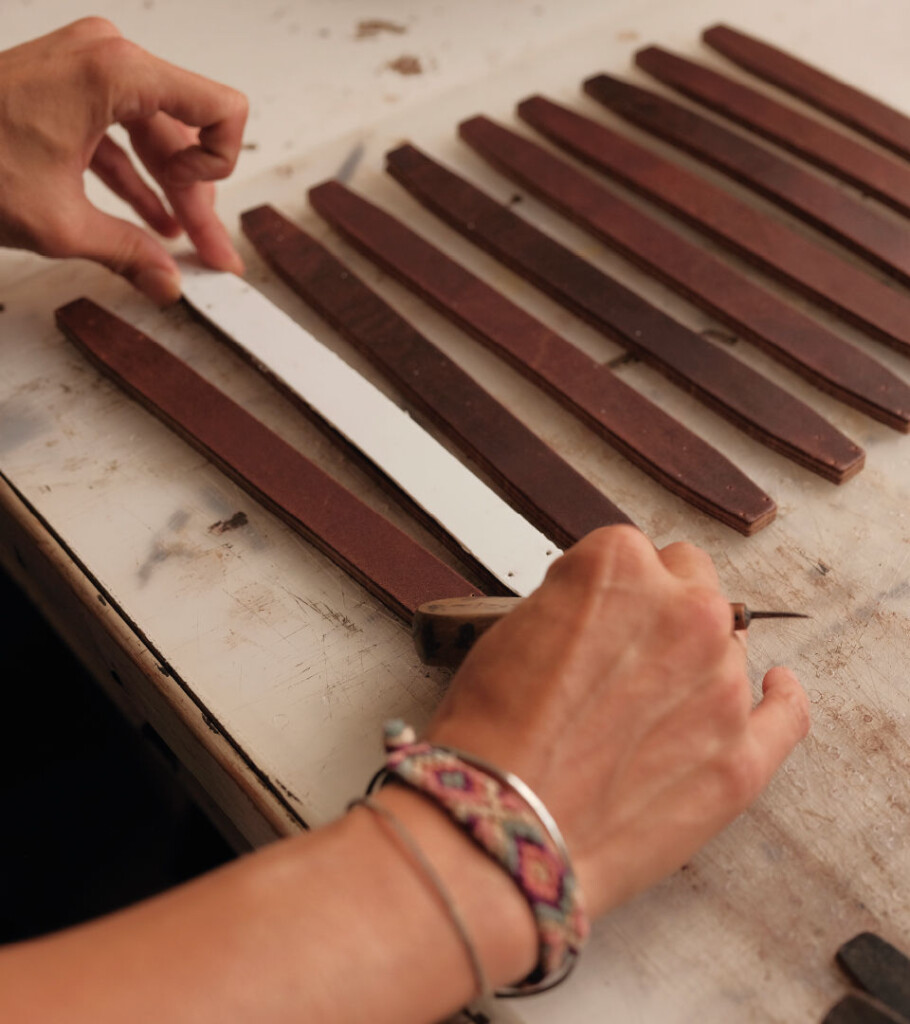 plan-serré-travail-bandeaux-de-cuir