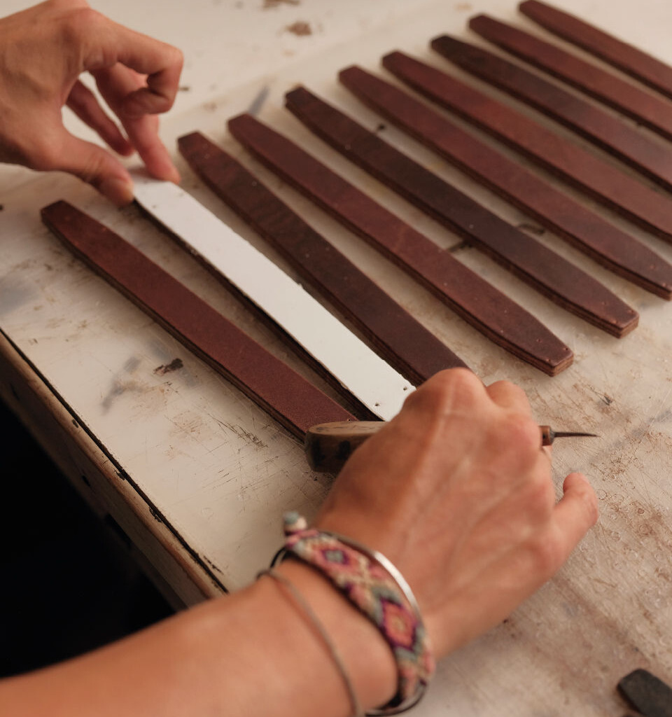 plan-serré-travail-bandeaux-de-cuir