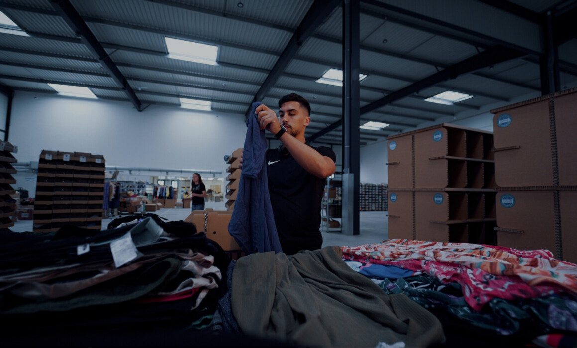 homme-triant-des-vêtements