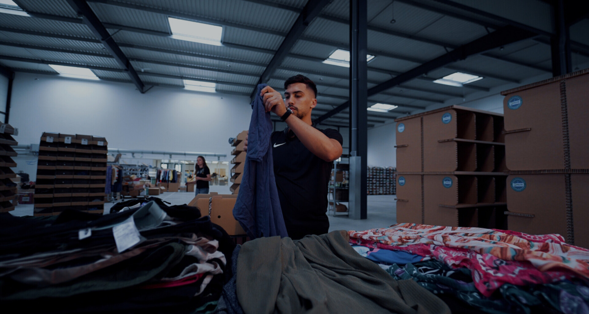 homme-triant-des-vêtements