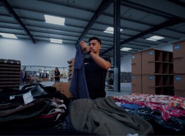 homme-triant-des-vêtements