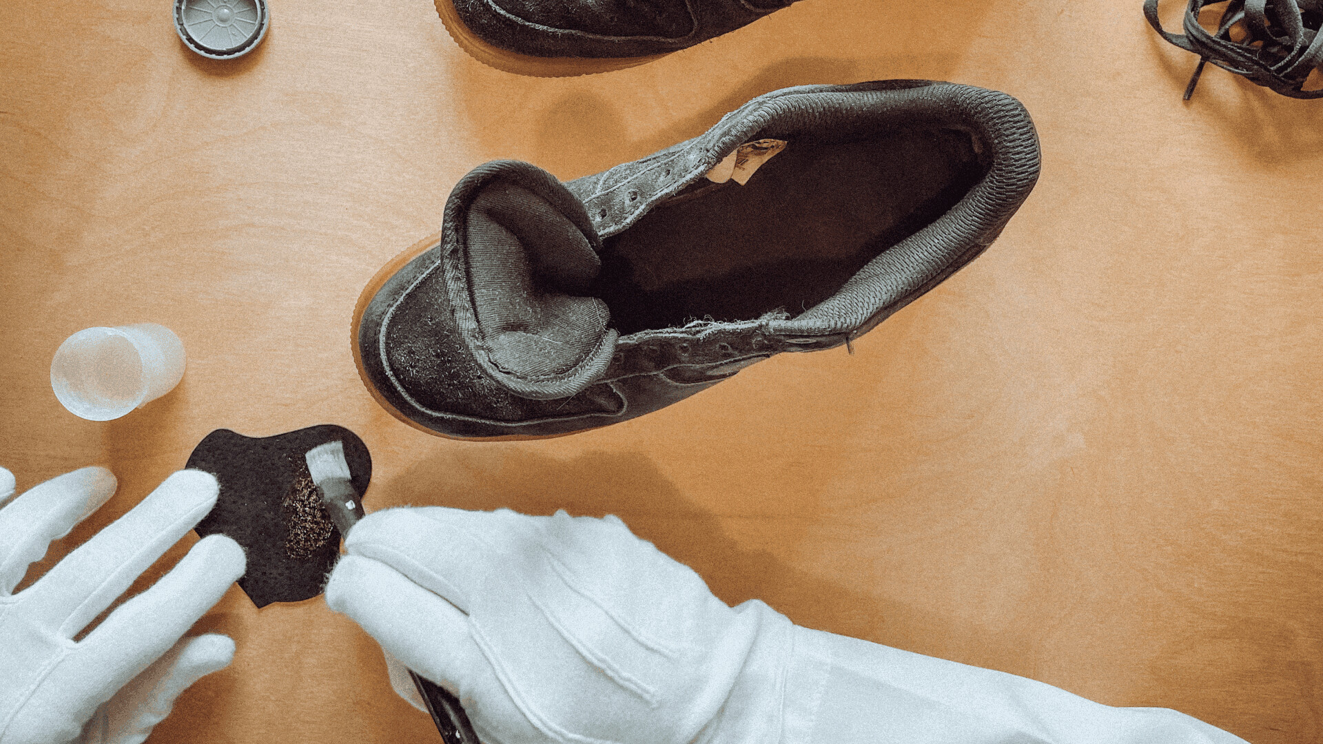 photo-d-une-remise-à-neuf-d-une-paire-de-chaussures