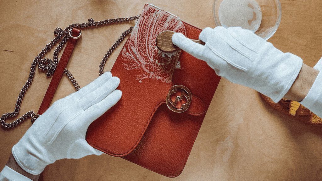 gros-plan-remise-à-neuf-d'un-sac-à-main
