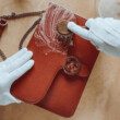 gros-plan-remise-à-neuf-d'un-sac-à-main