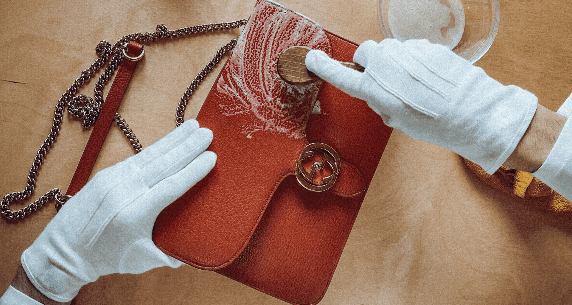 gros-plan-remise-à-neuf-d'un-sac-à-main