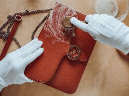 gros-plan-remise-à-neuf-d'un-sac-à-main