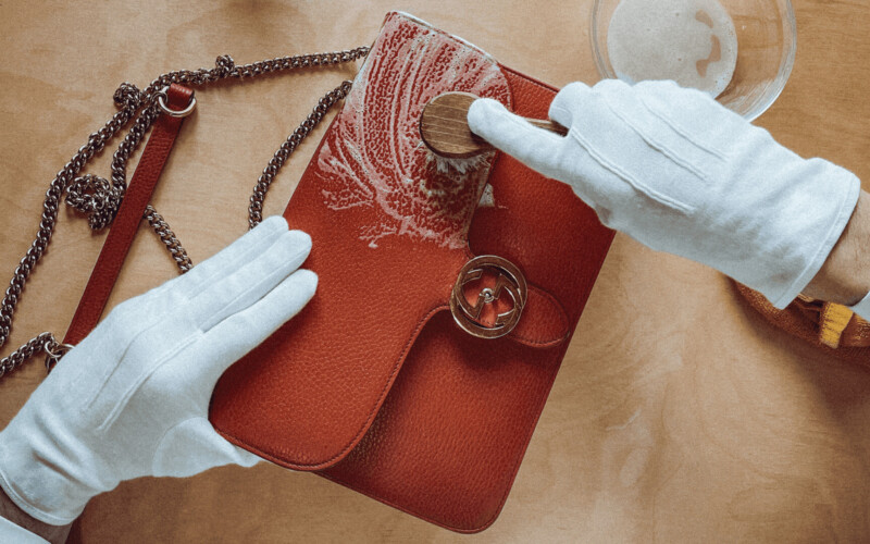 gros-plan-remise-à-neuf-d'un-sac-à-main