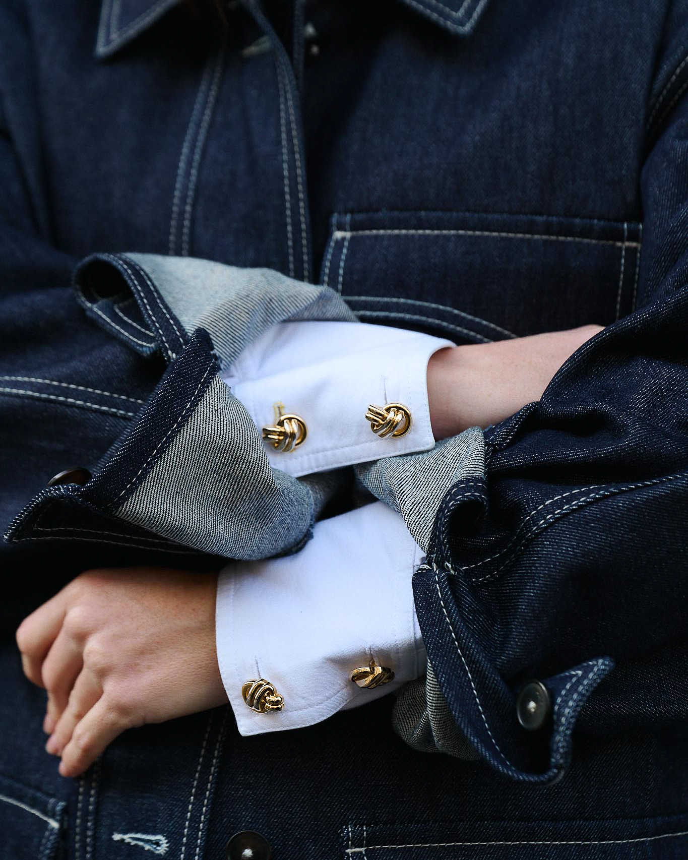 femme-porte-une-veste-en-jean-waste-vue-de-près