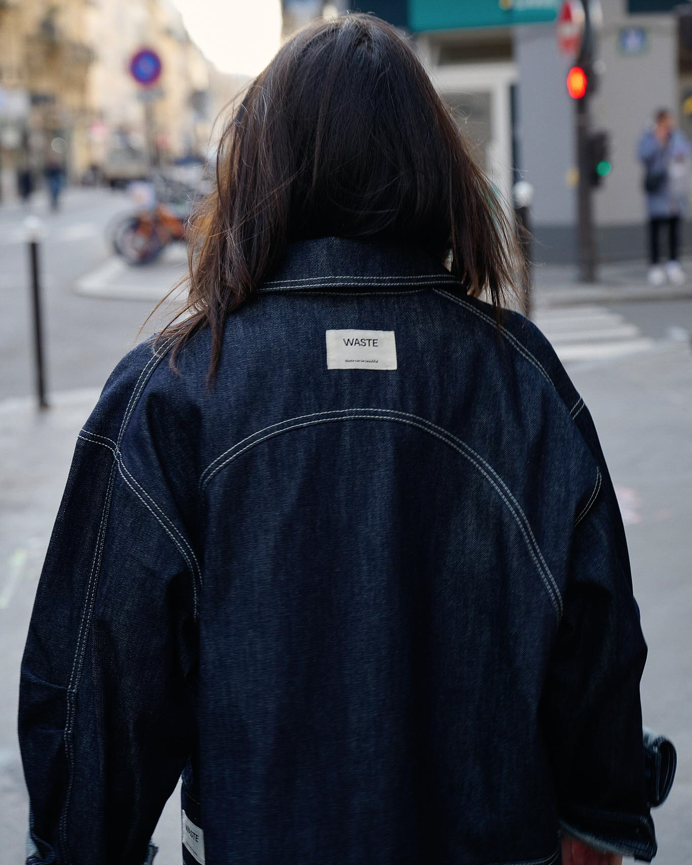 femme-porte-une-veste-en-jean-waste-vue-de-dos