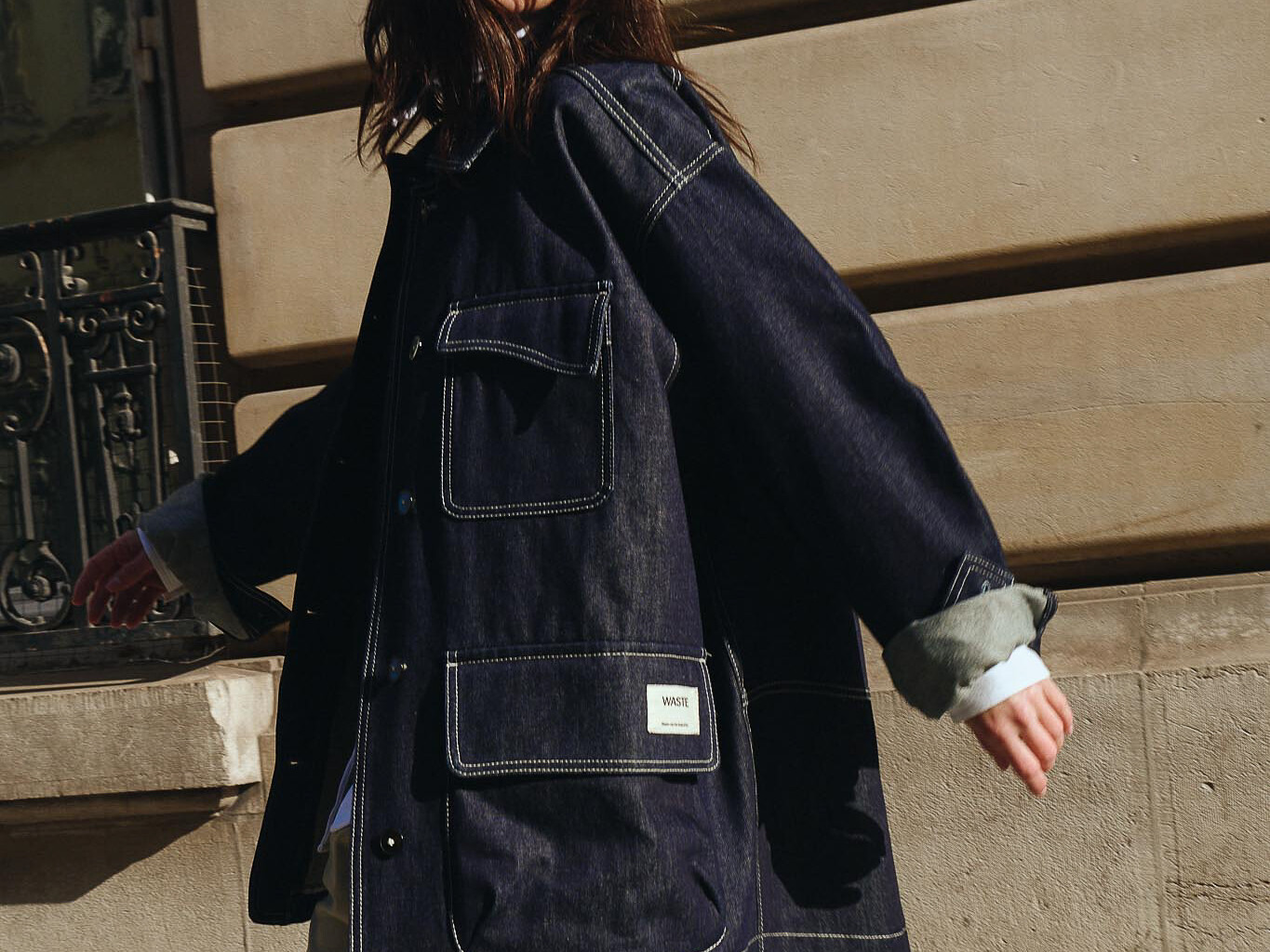 femme-porte-une-veste-en-jean-waste