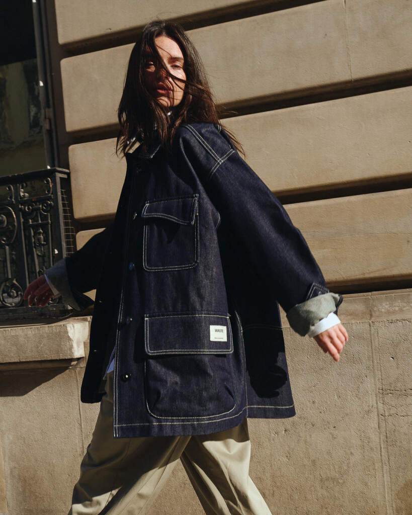 femme-porte-une-veste-en-jean-waste