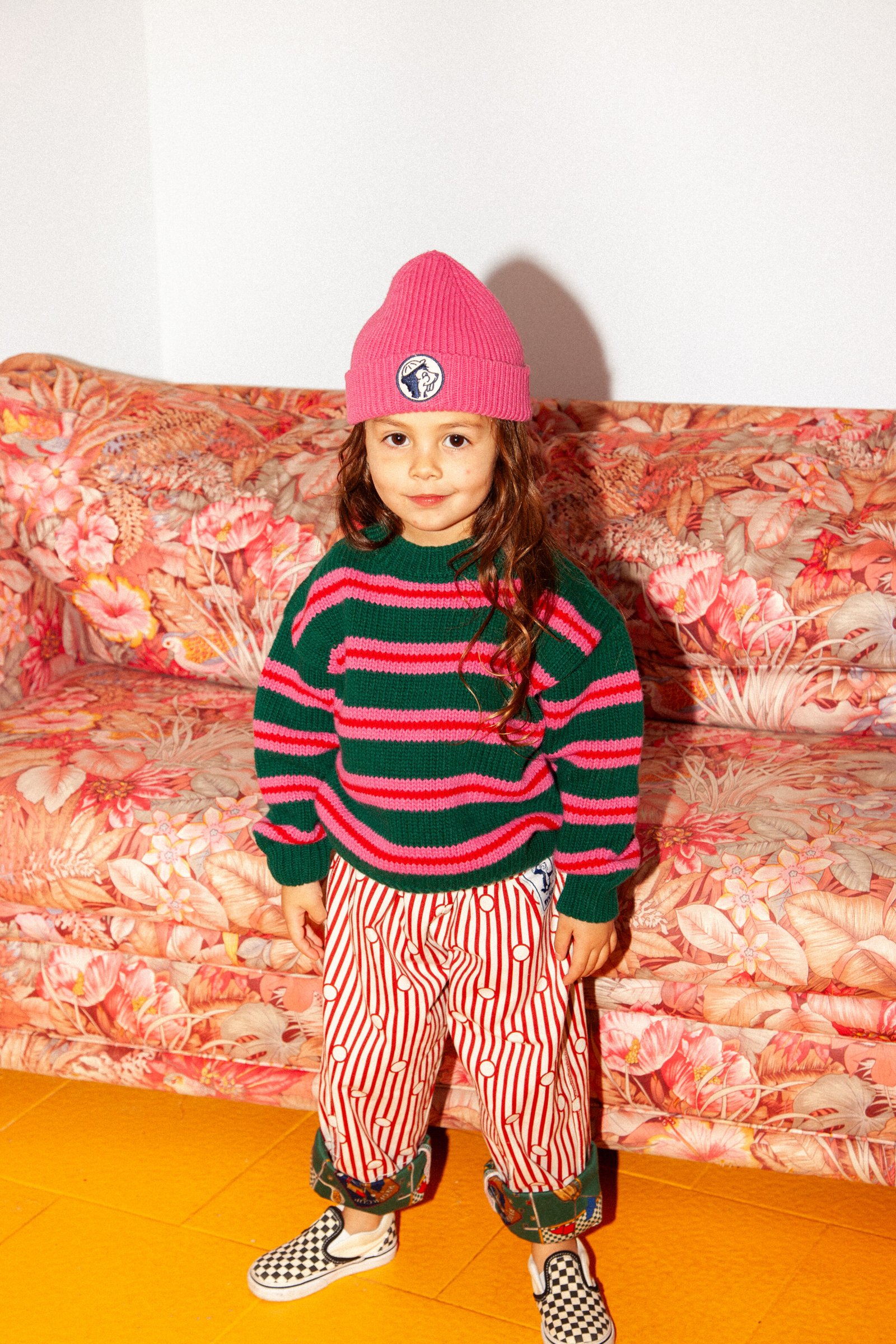 fille-porte-un-bonnet-et-un-pull-coloré