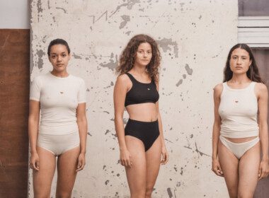 trois-femmes-posent-habillees-en-baserange