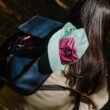 personne-vue-de-dos-avec-un-sac-et-une-casquette-artefact