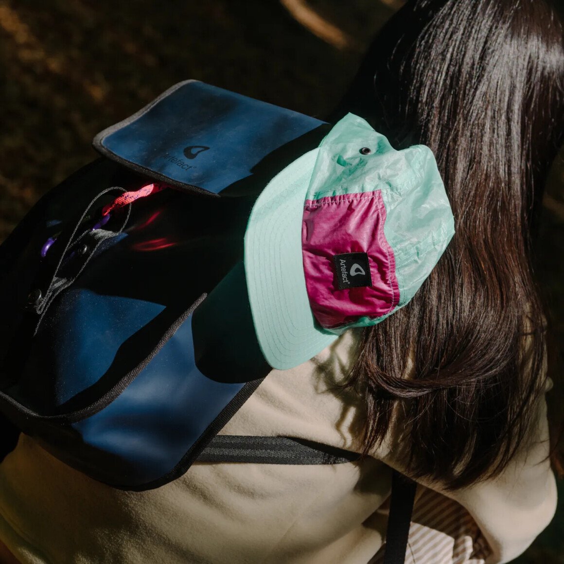 personne-vue-de-dos-avec-un-sac-et-une-casquette-artefact