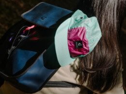 personne-vue-de-dos-avec-un-sac-et-une-casquette-artefact