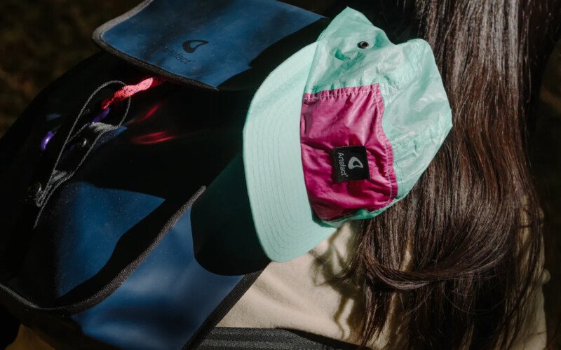 personne-vue-de-dos-avec-un-sac-et-une-casquette-artefact